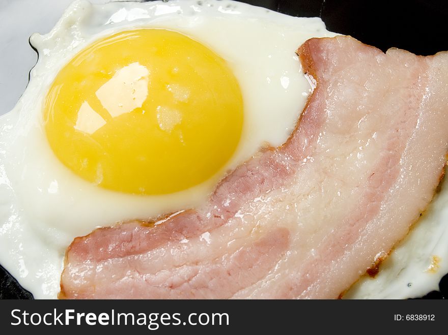 Fried an egg with bacon. Fried an egg with bacon
