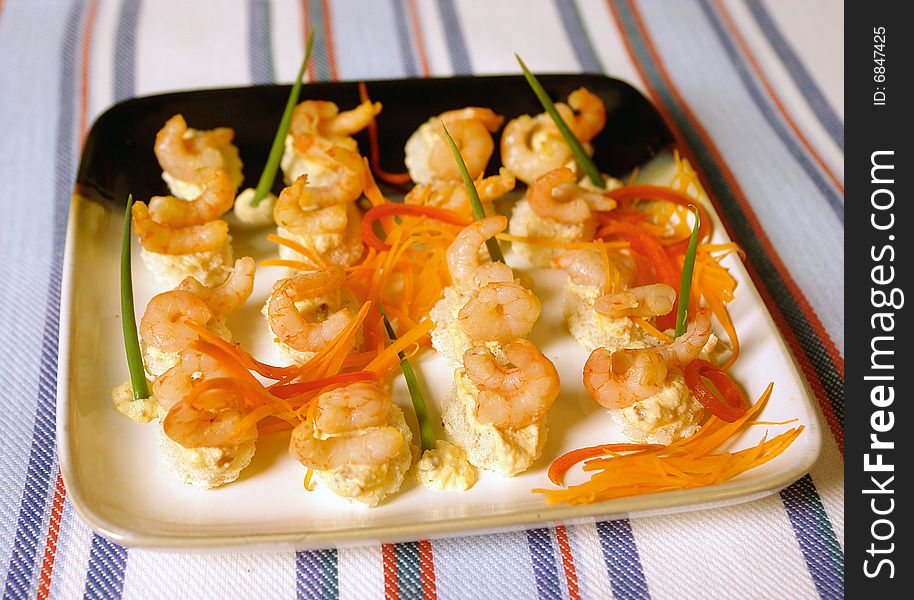 Shrimp appetizers served on white toast bread