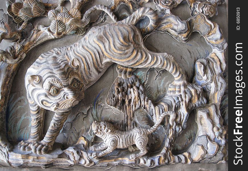 This is the Carving for the Tiger art, it show the mother of the tiger protect the son. This is the Carving for the Tiger art, it show the mother of the tiger protect the son.