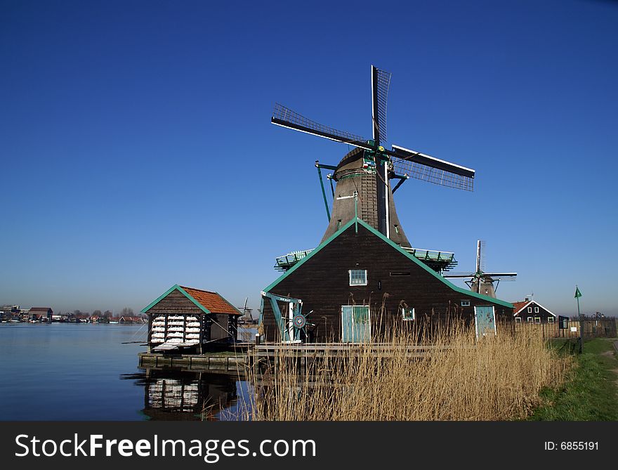 Paintmill  De Kat
Paint Mill, for grinding pigments for the manufacturing of paint.
Roots for this windmill are going back to 1646 - 1696. Paintmill  De Kat
Paint Mill, for grinding pigments for the manufacturing of paint.
Roots for this windmill are going back to 1646 - 1696