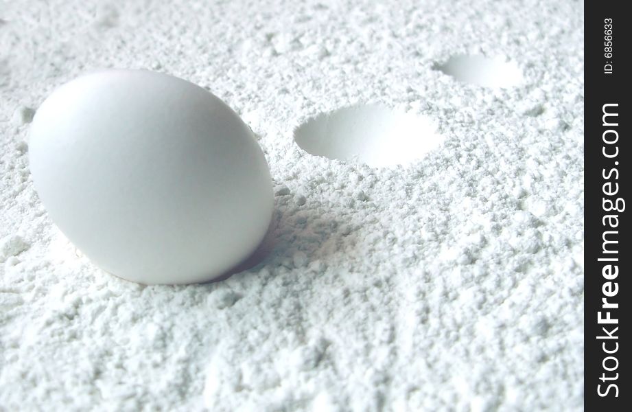The egg lay on the flour.