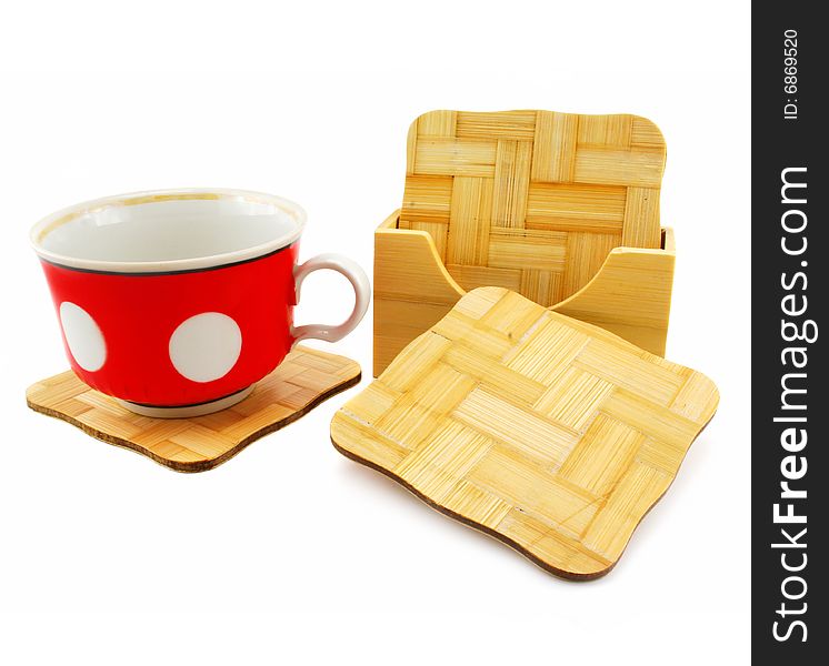 Colored cup and set of wooden trivets