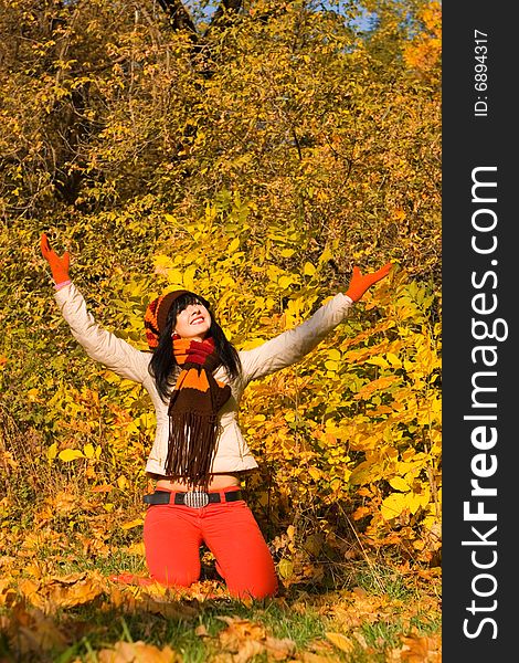 Young  woman in the autumn park