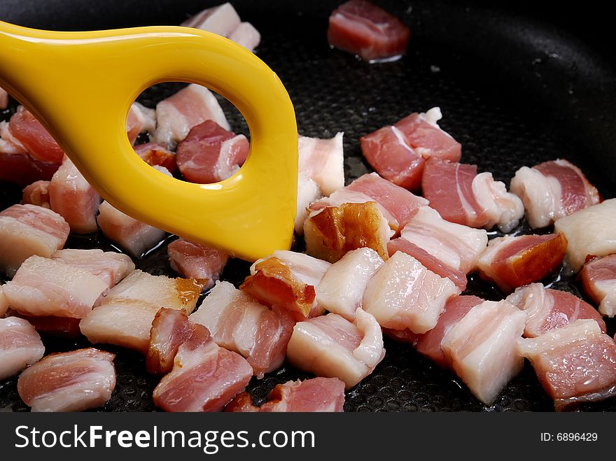 Roasting bacon in a pan