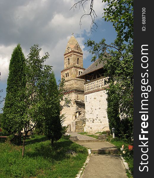 Tour. Church of Densus a city in the country Hateg is located at a few kilometers of Ulpia Traiana Sarmisegetusa and still keep secrets.. so that no one can say with certainty when it was built. Certainly 1 thing: this is currently the oldest church in Romania