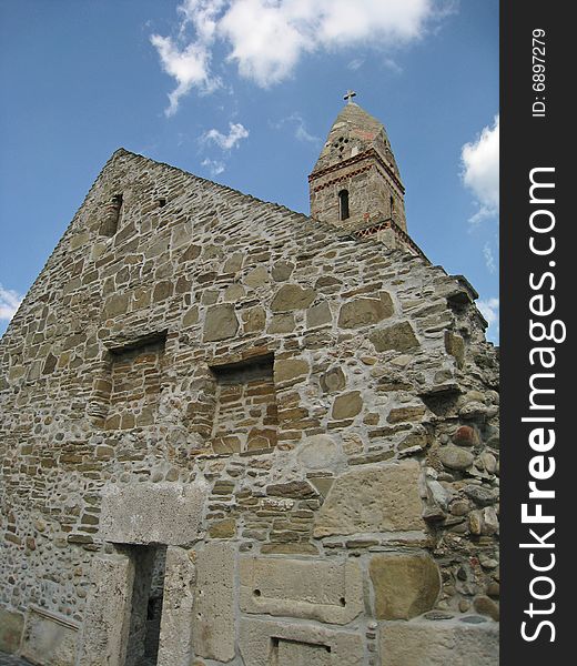 Tour. Church of Densus a city in the country Hateg is located at a few kilometers of Ulpia Traiana Sarmisegetusa and still keep secrets.. so that no one can say with certainty when it was built. Certainly 1 thing: this is currently the oldest church in Romania