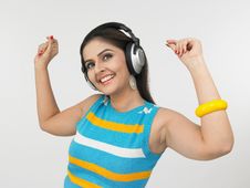 Asian Chic Enjoying Music Royalty Free Stock Photos Asian Chic Enjoying Music Royalty Free Stock Photos