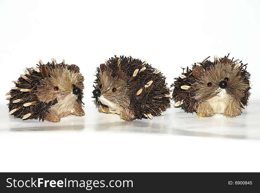 Figures hedgehogs from natural materials