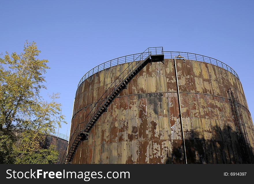 Oil tank with stairs