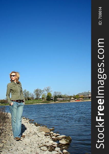 Beautifull woman and lake.