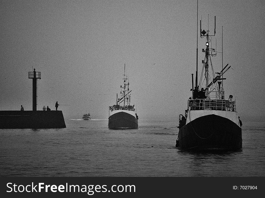 Ships entering the port during fog. Noise imitate the film and film are intentional. Ships entering the port during fog. Noise imitate the film and film are intentional.