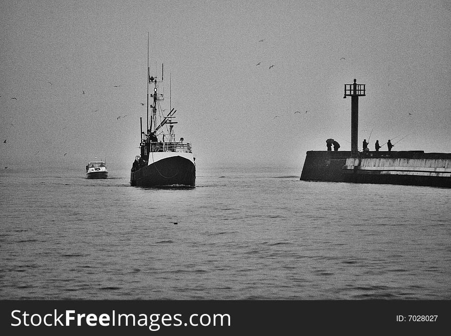 Ships entering the port during fog. Noise imitate the film and film are intentional. Ships entering the port during fog. Noise imitate the film and film are intentional.