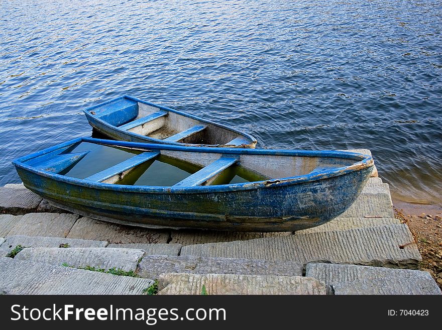 The blue boat in sunshine