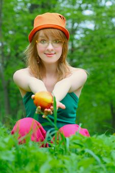 Girl In Bonnet With Apple Royalty Free Stock Image Girl In Bonnet With Apple Royalty Free Stock Image
