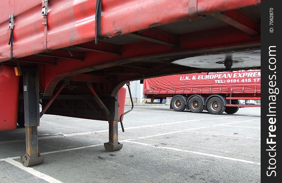 The 5th wheel and landing legs from a C+E trailer, uncoupled. The 5th wheel and landing legs from a C+E trailer, uncoupled