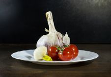 Tomatoes And Garlic In White Plate Royalty Free Stock Images Tomatoes And Garlic In White Plate Royalty Free Stock Images