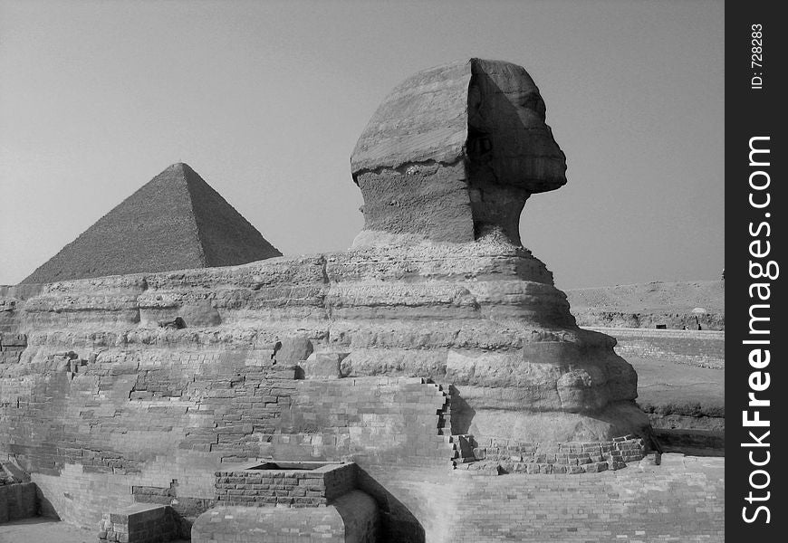 Sphinx and the pyramid of Cheops in B/W