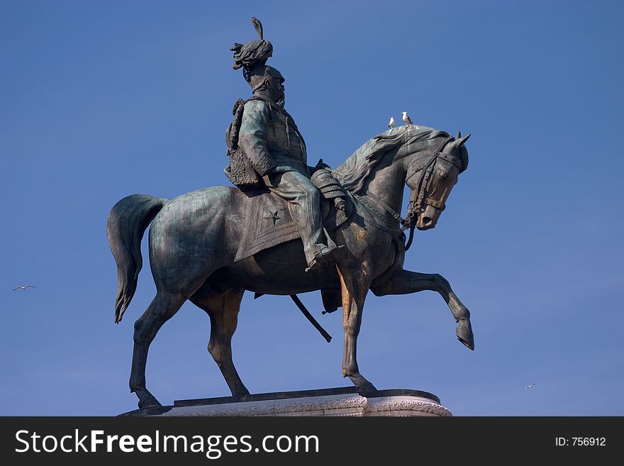 Birds on statue of horse of Vittorio Emanuele in Roma. Birds on statue of horse of Vittorio Emanuele in Roma