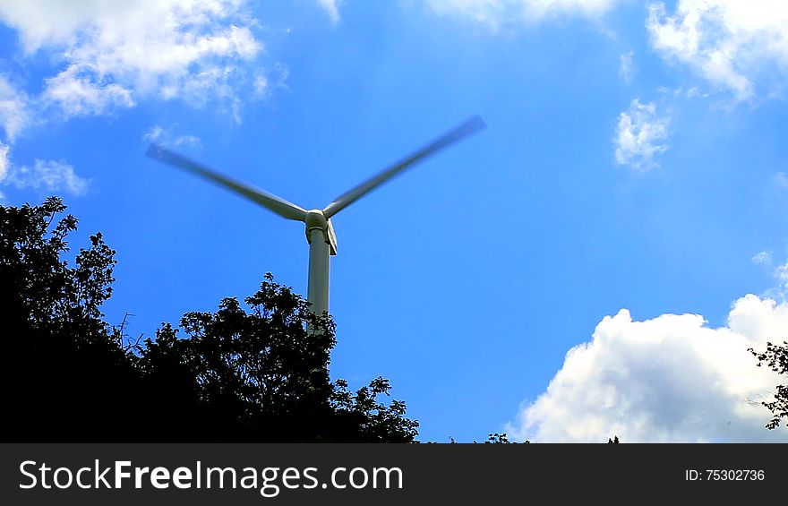 Wind power generator with rotating blades