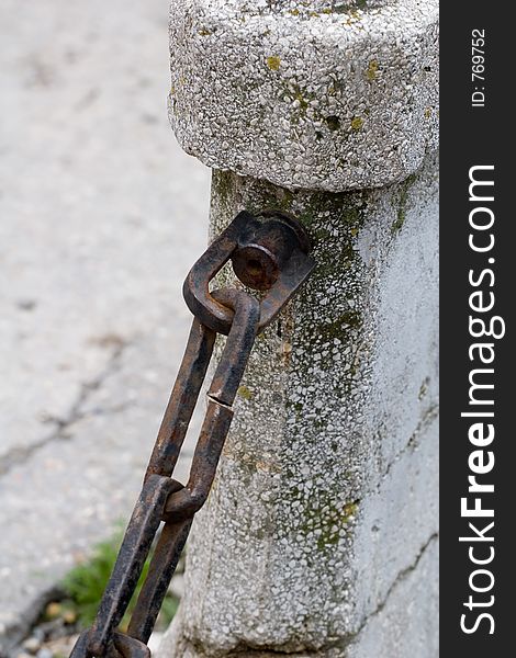 Gate with chain