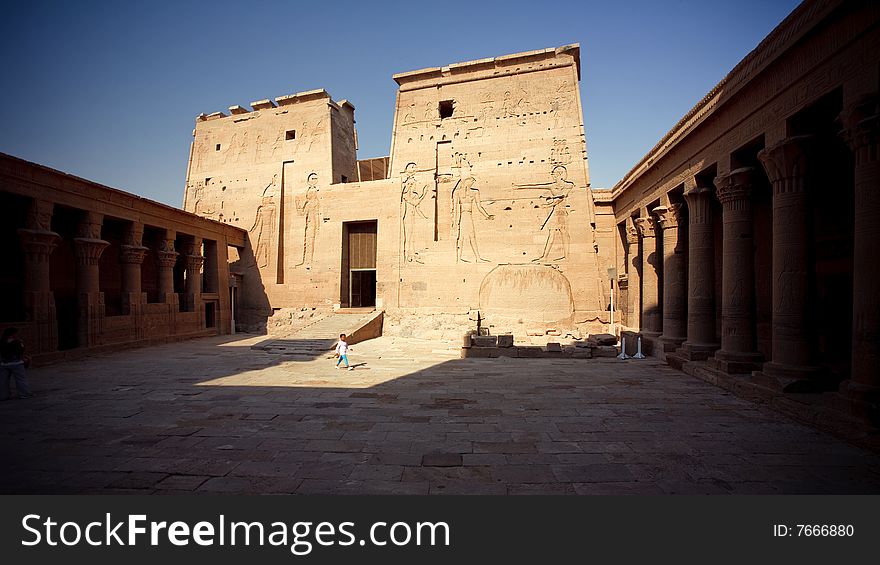 An ancient temple in egypt under the blue sky.