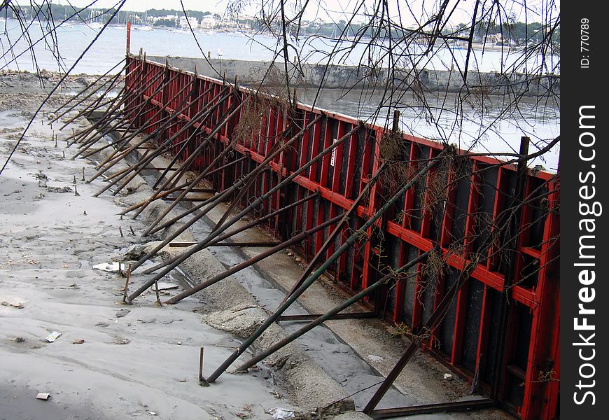 Retention wall from a water deposit with the supports clearly showing.