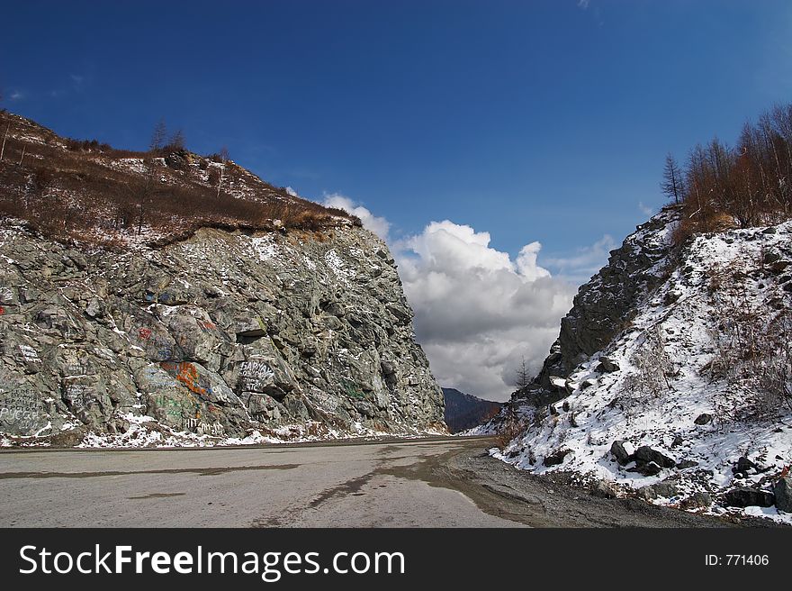 Road, mountains and skies. Altay