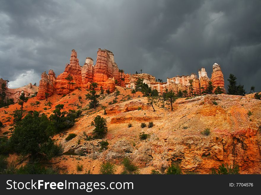 View of the red rock formations in Bryce Canyon National Park