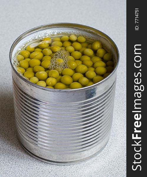 Tinned green peas for preparation of salads