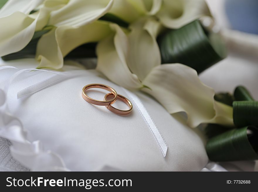 Bride bouquet and wedding rings