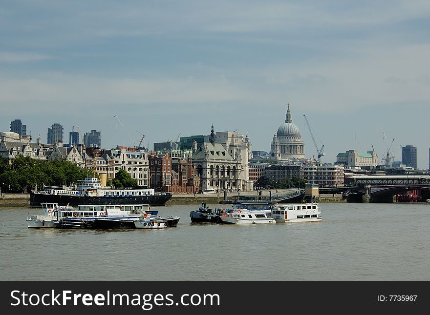 Boats on the Thames in front of bridge in summer day