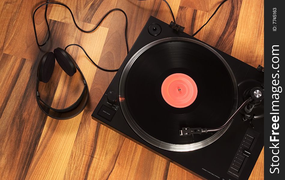 Belt drive stereo turntable system and vinyl record