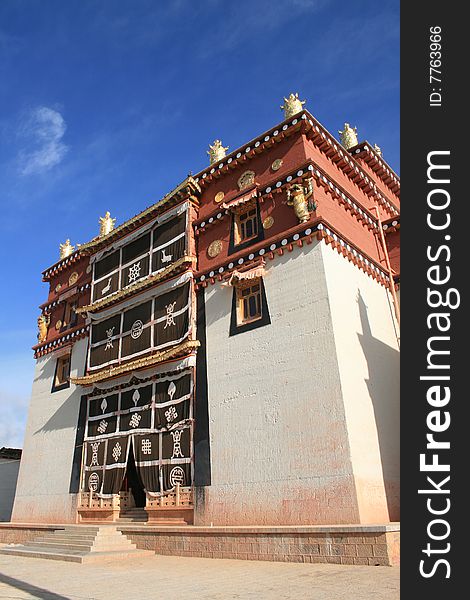 Dan Tanganyika Songzanlinsi,is also called the small Potala Palace ,  is the largest monasteries of Tibetan Buddhism in Yunnan Province, District Culture and Sport is also well-known one of the major temples. Songzanlinsi also known as the Hua Si, 5 km from Zhongdian county town.