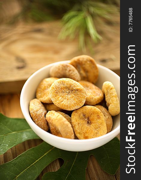 Dry figs in bowl on table