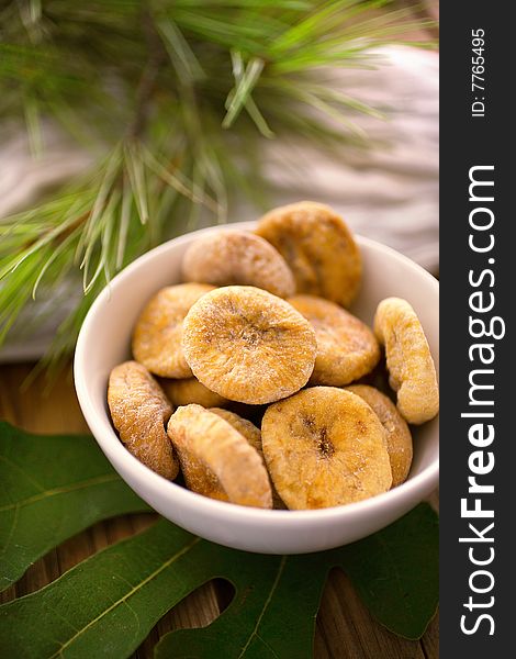 Dry figs in bowl on table