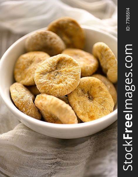 Dry figs in bowl on table