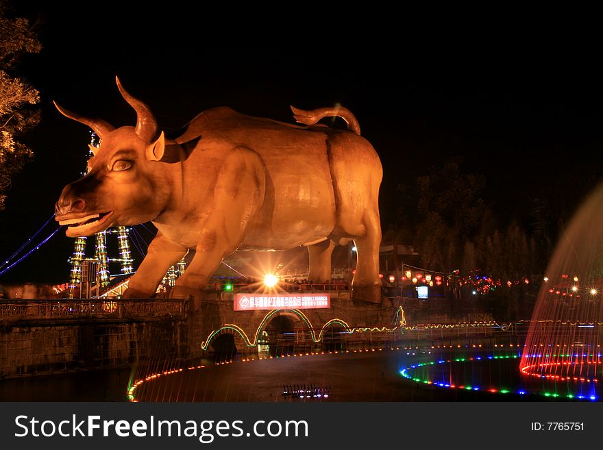 It's the biggest cattle in the world in the zigong color garden show in the zigong fifteen dragon lantern in 2009