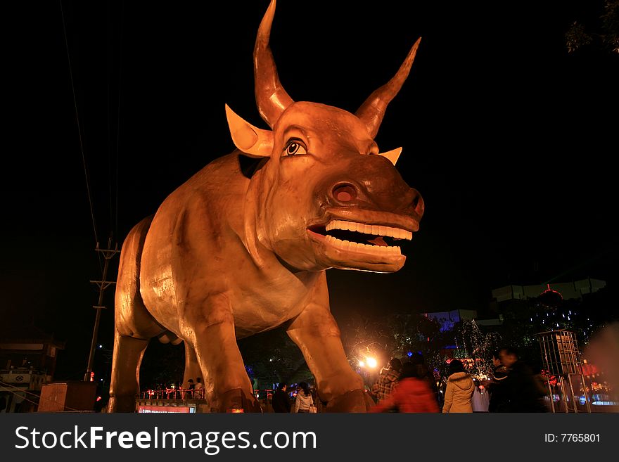 It's the biggest cattle in the world in the zigong color garden.