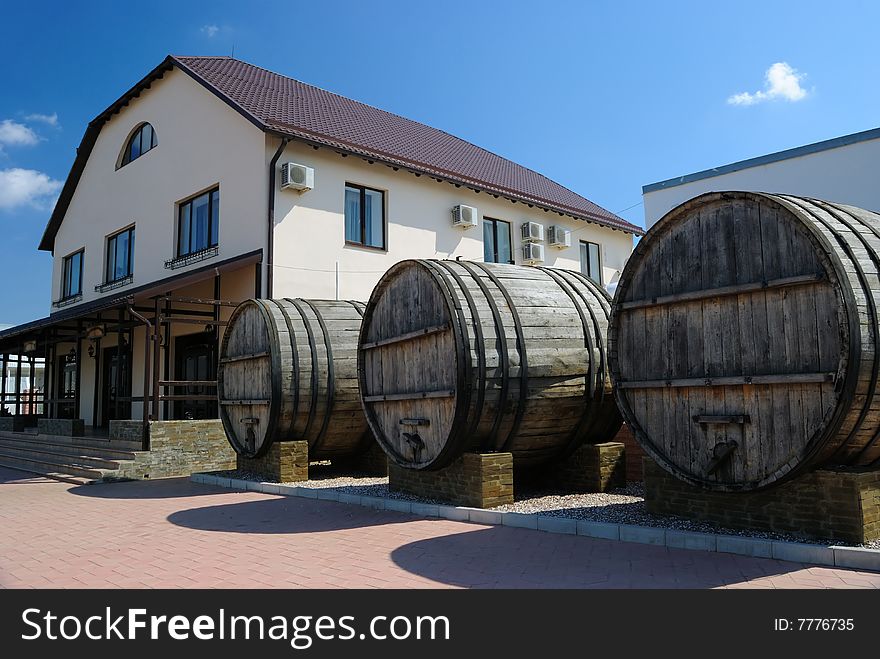 Oak flanks and building of wine. Oak flanks and building of wine