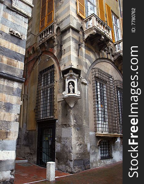 Small religion statue on the conor of old hause in Genova