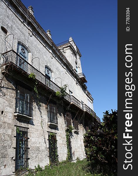 Side view of a vintage building in Old Havana