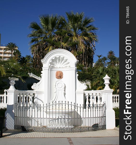 Decorative water fountain