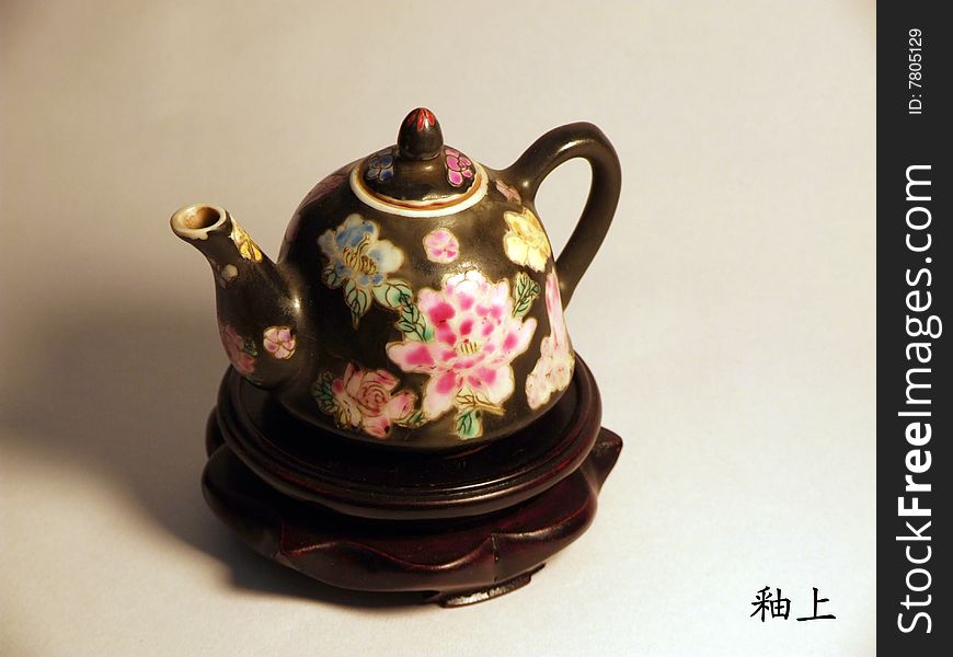 This is a glaze color ceramics teapot