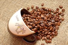 Coffe Beans Strewed From Cup Into Sacking Royalty Free Stock Image Coffe Beans Strewed From Cup Into Sacking Royalty Free Stock Image