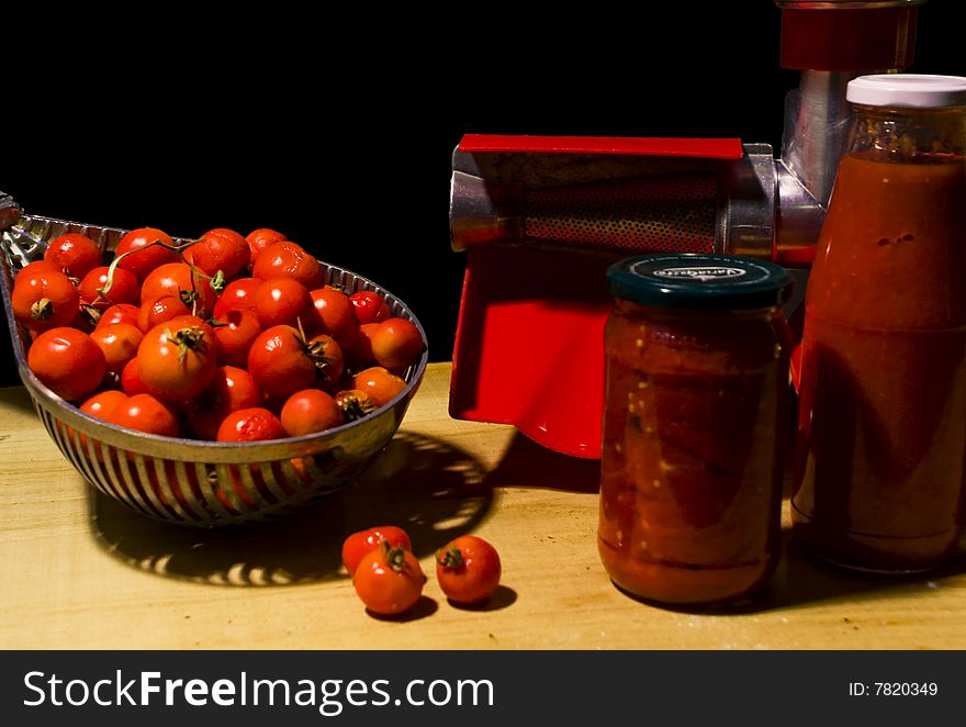 Pomodori e salsa in boccacci con macchina spremipomodoro. Pomodori e salsa in boccacci con macchina spremipomodoro