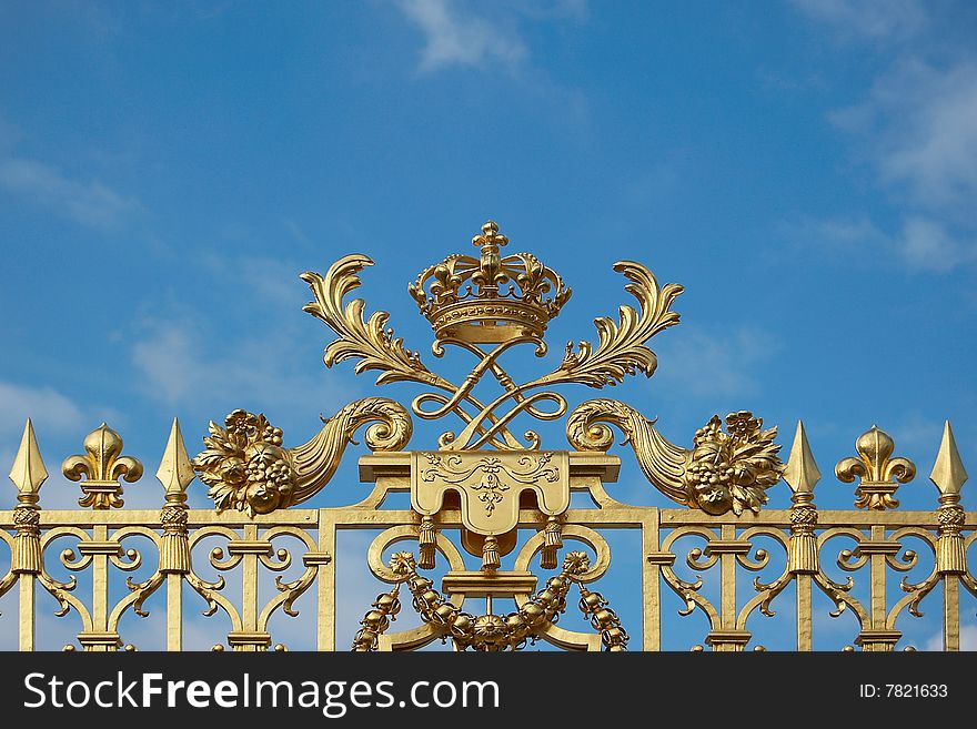 Golden decoration at the top of the fence
