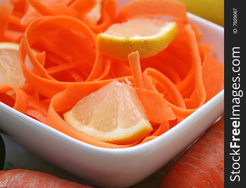 A fresh salad of carrots with lemon