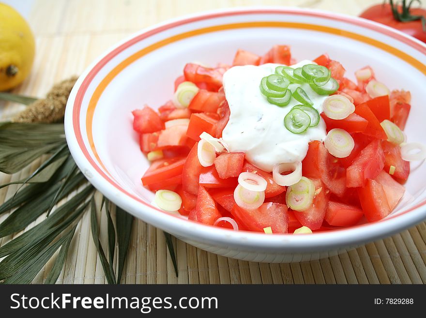 Fresh salad of tomatoes with cream and onions
