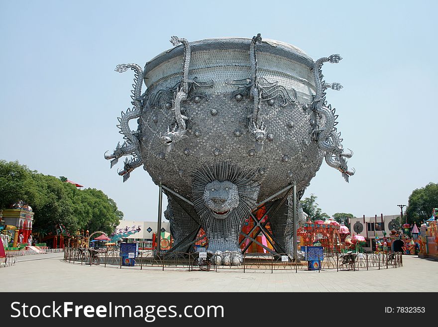 nine dragons Ding is the biggest lamp in the zigong  color garden ,it have nine dregons on it,and the three legs have the face of lion.