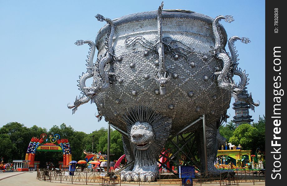 Nine dragons Ding is the biggest lamp in the zigong  color garden ,it have nine dregons on it,and the three legs have the face of lion.